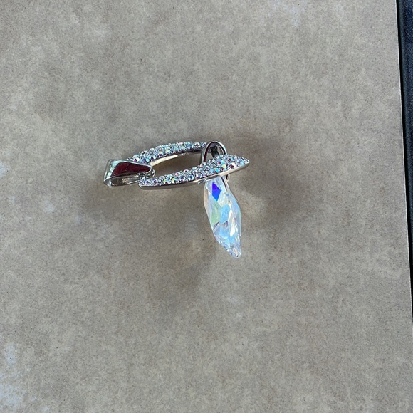 Beautiful Swarovski necklace with bale. Silver toned and super sparkly 💫 - Picture 4 of 4